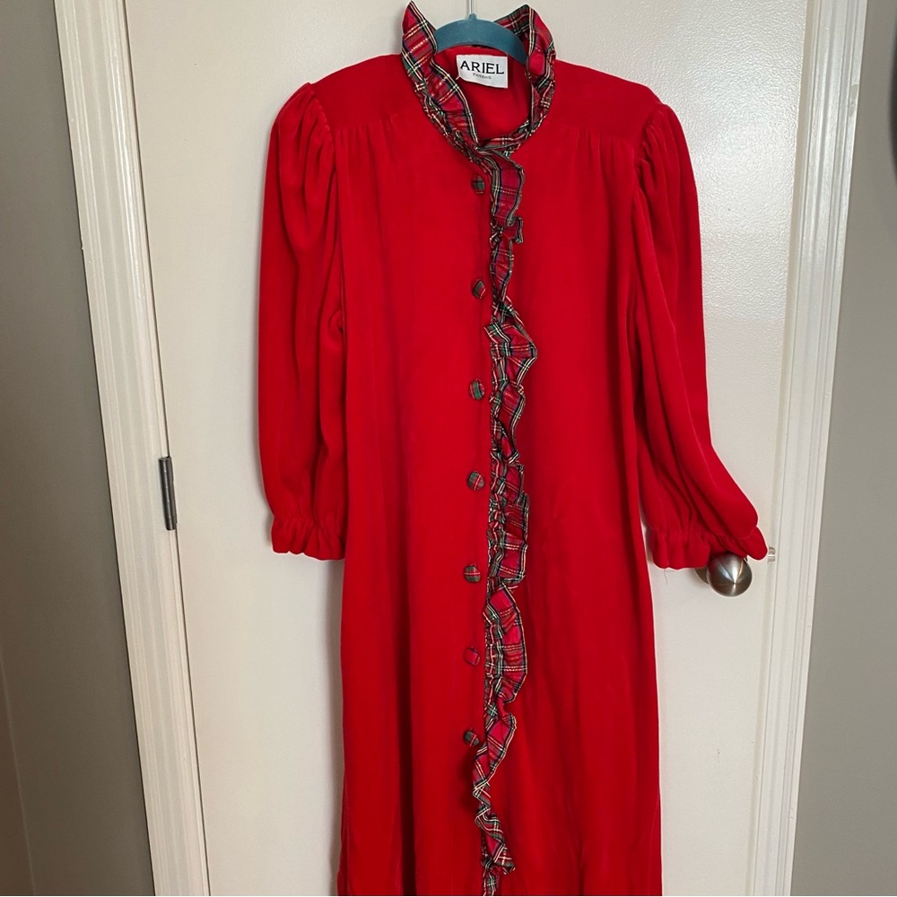 Beautiful vintage Ariel red velvety robe large